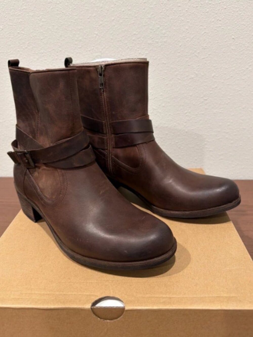 New! UGG Lorraine Waterproof Leather Boots Chocolate Brown – Women’s 8.5